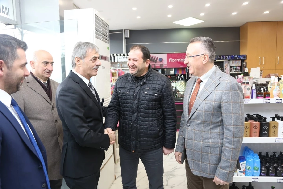 Serdivan Belediye Başkanı Yusuf Alemdar, partililerle bir araya geldi ve esnafı ziyaret etti