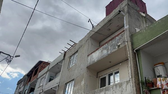 Bursa'da yeğenlerinin kavgasını ayırmak isterken çatıdan atılan beton parçasıyla canından oldu Bursa'da yeğenlerinin kavgasını ayırmak isterken çatıdan atılan beton parçasıyla canından oldu
