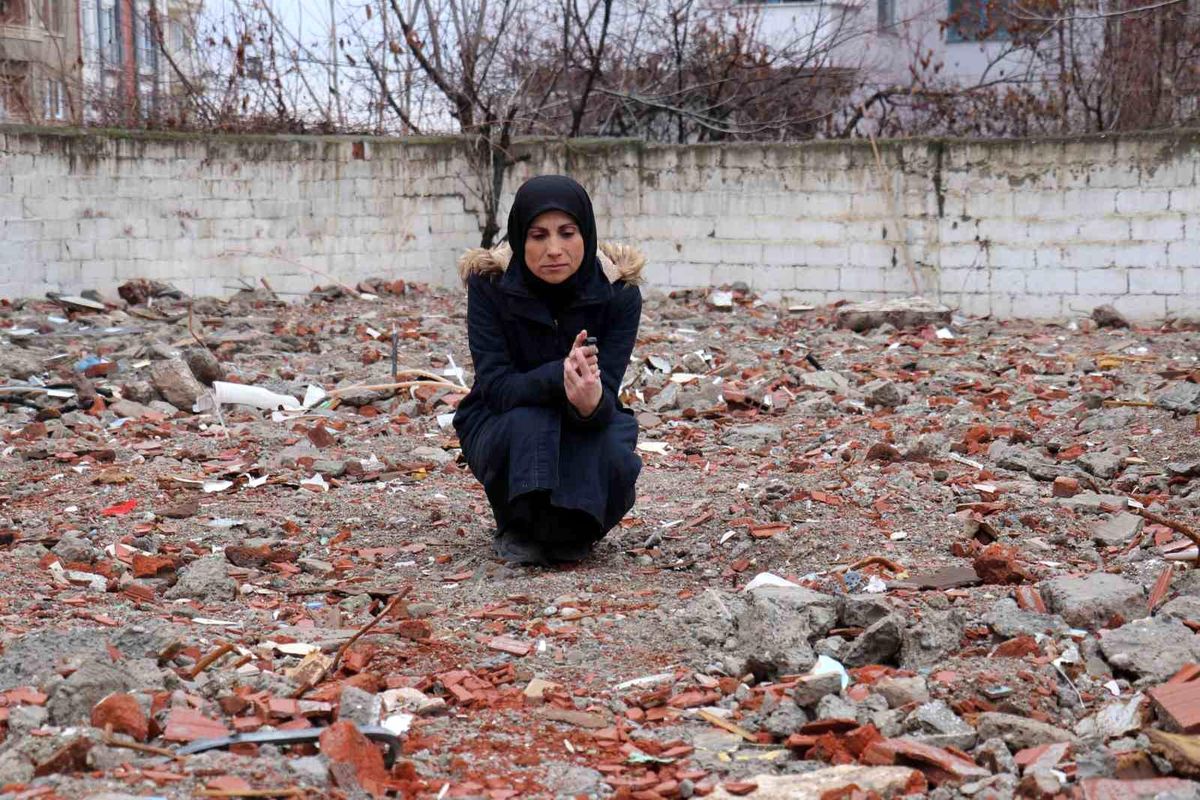 Malatya\'da Depremde Oğlunu Kaybeden Anne Enkazda 11 Saat Kaldı