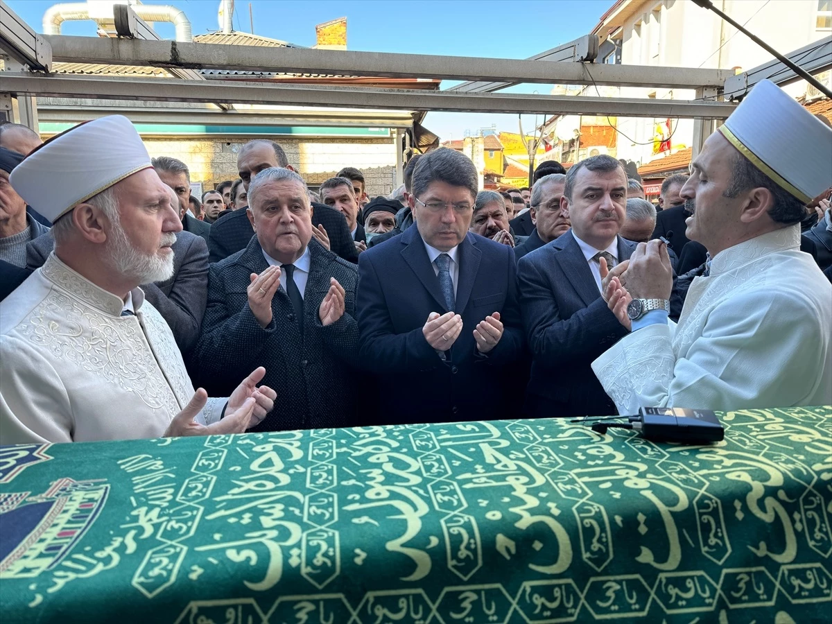 Adalet Bakanı Yılmaz Tunç, Bartın Belediye Başkanı\'nın eşinin cenaze törenine katıldı