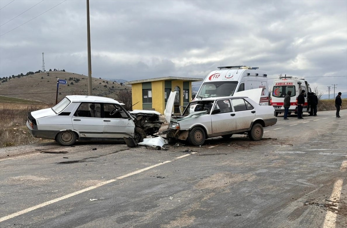 Afyonkarahisar\'da meydana gelen trafik kazalarında 10 kişi yaralandı