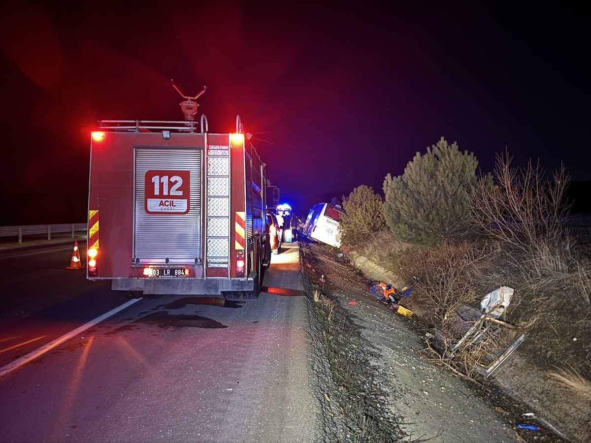Afyonkarahisar\'da yolcu otobüsü refüje çarptı: 4 yaralı