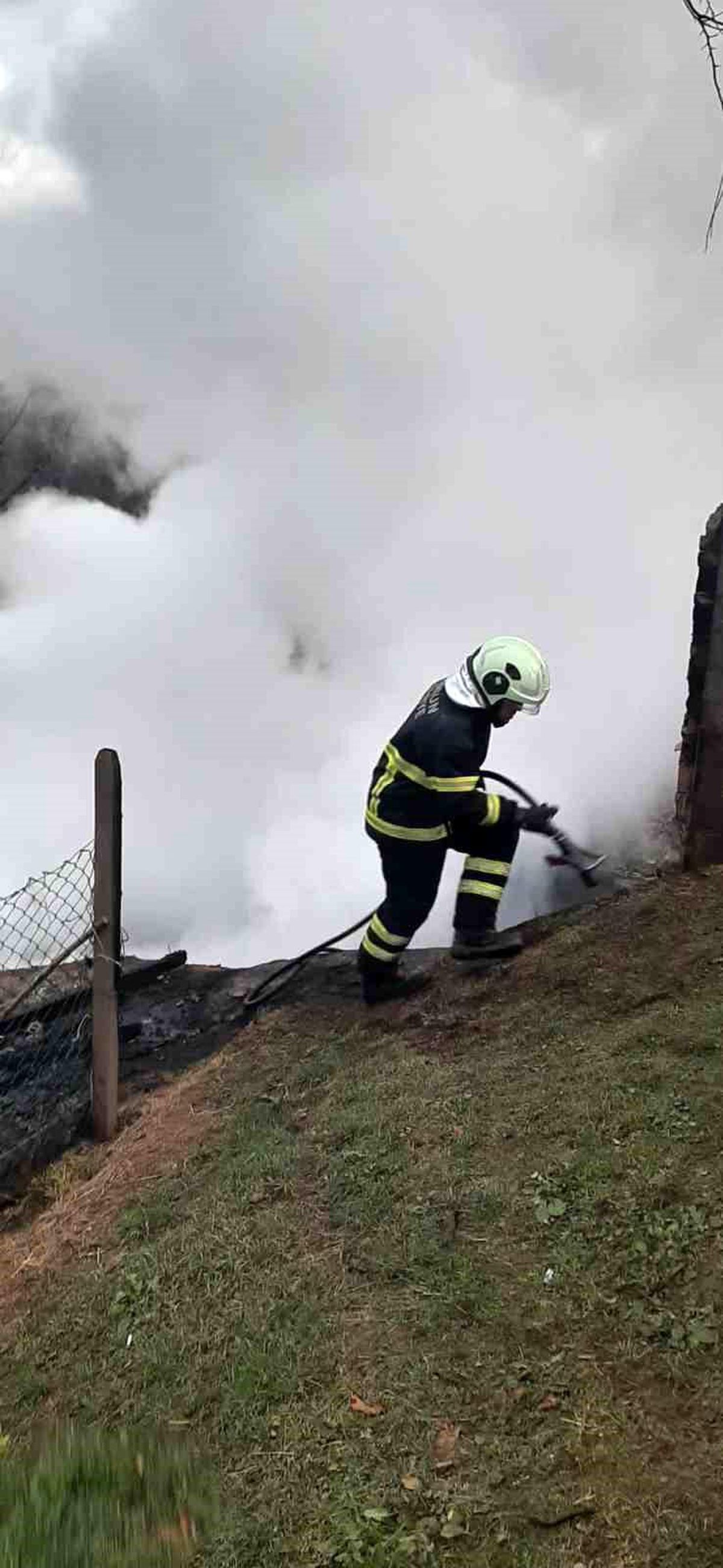 Samsun Ayvacık\'ta Ev ve Otomobil Yangında Küle Döndü