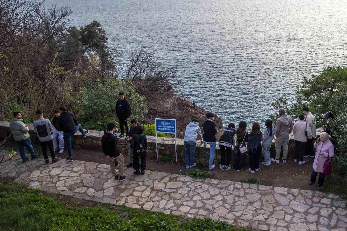 Antalya\'da 30 metre yükseklikteki falezlerde mahsur kalan şahıs kurtarıldı
