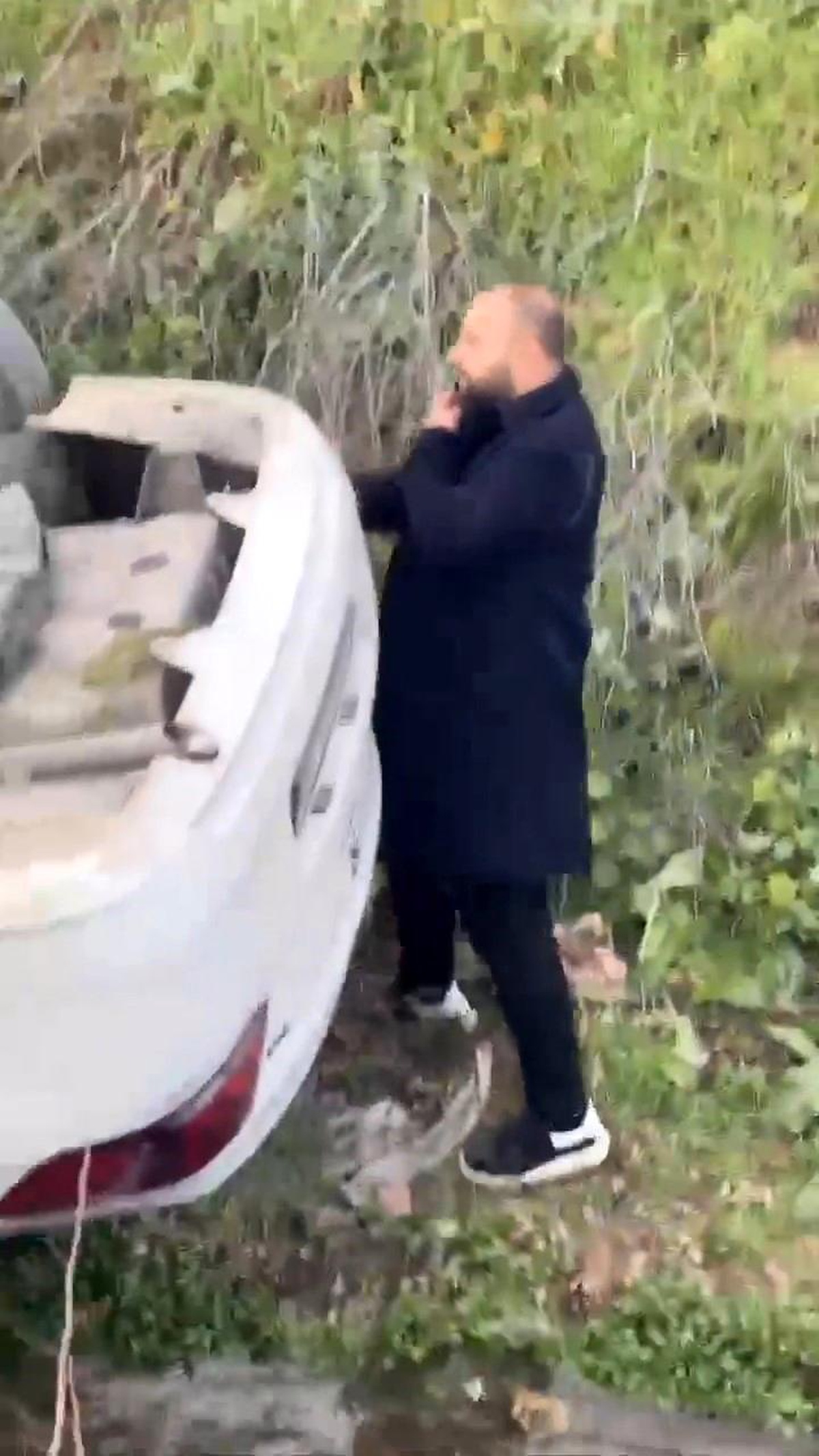 Bursa\'da Otomobil Dere Yatağına Uçtu, Sürücü Anları Telefonda Anlattı
