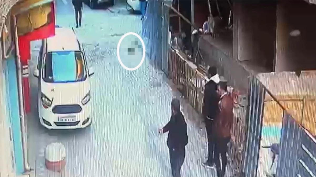 Zeytinburnu\'nda bir kişinin arkadaşının başını kestiği olayda yeni görüntüler ortaya çıktı