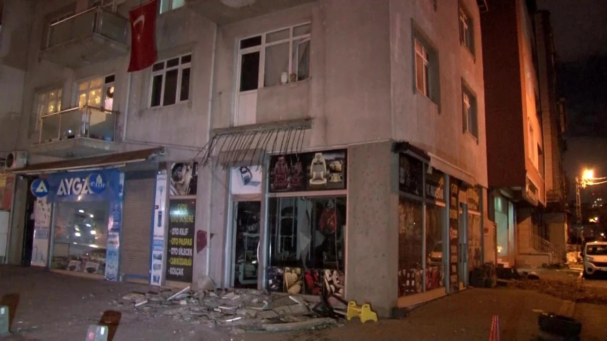 Ataşehir\'de iki katlı bir binanın birinci katında bulunan balkon çöktü