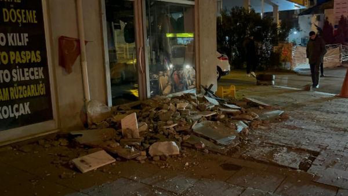 Ataşehir\'de Bir Dairenin Balkonu Çöktü
