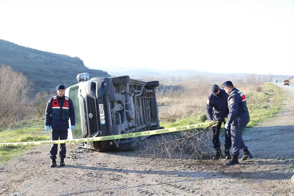 Balıkesir\'de minibüs ve otomobil çarpıştı: 1 ölü, 8 yaralı