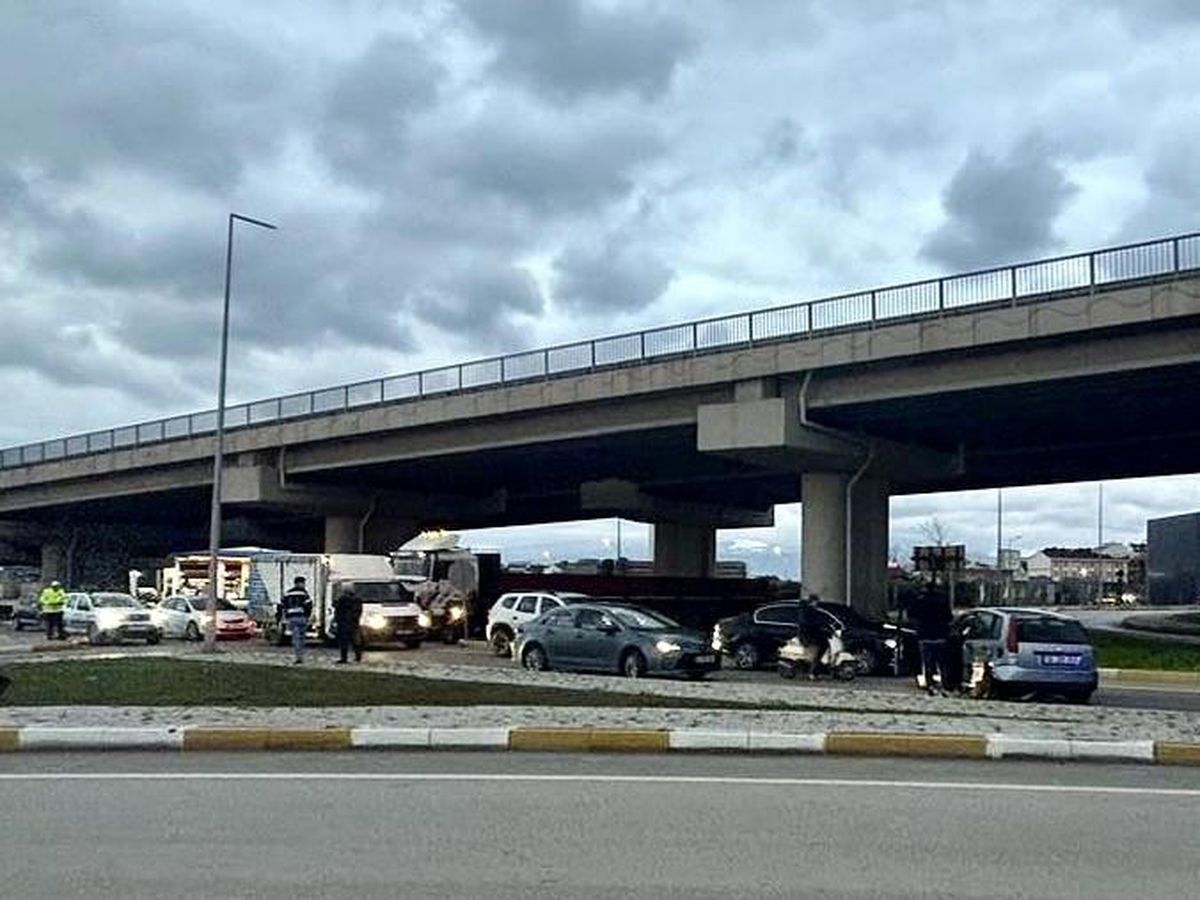Bandırma\'da Otomobiller Çarpıştı: 2 Kişi Yaralandı