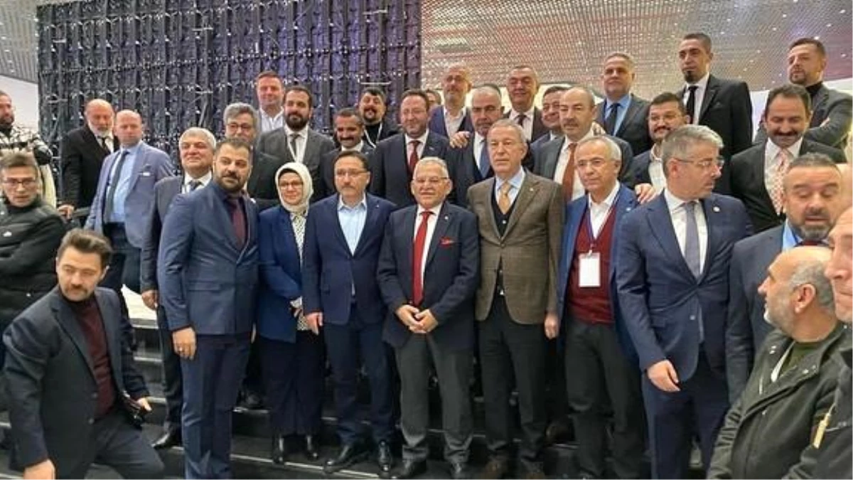 Kayseri Büyükşehir Belediye Başkanı Dr. Memduh Büyükkılıç, İstanbul Mobilya Fuarı\'na Katıldı