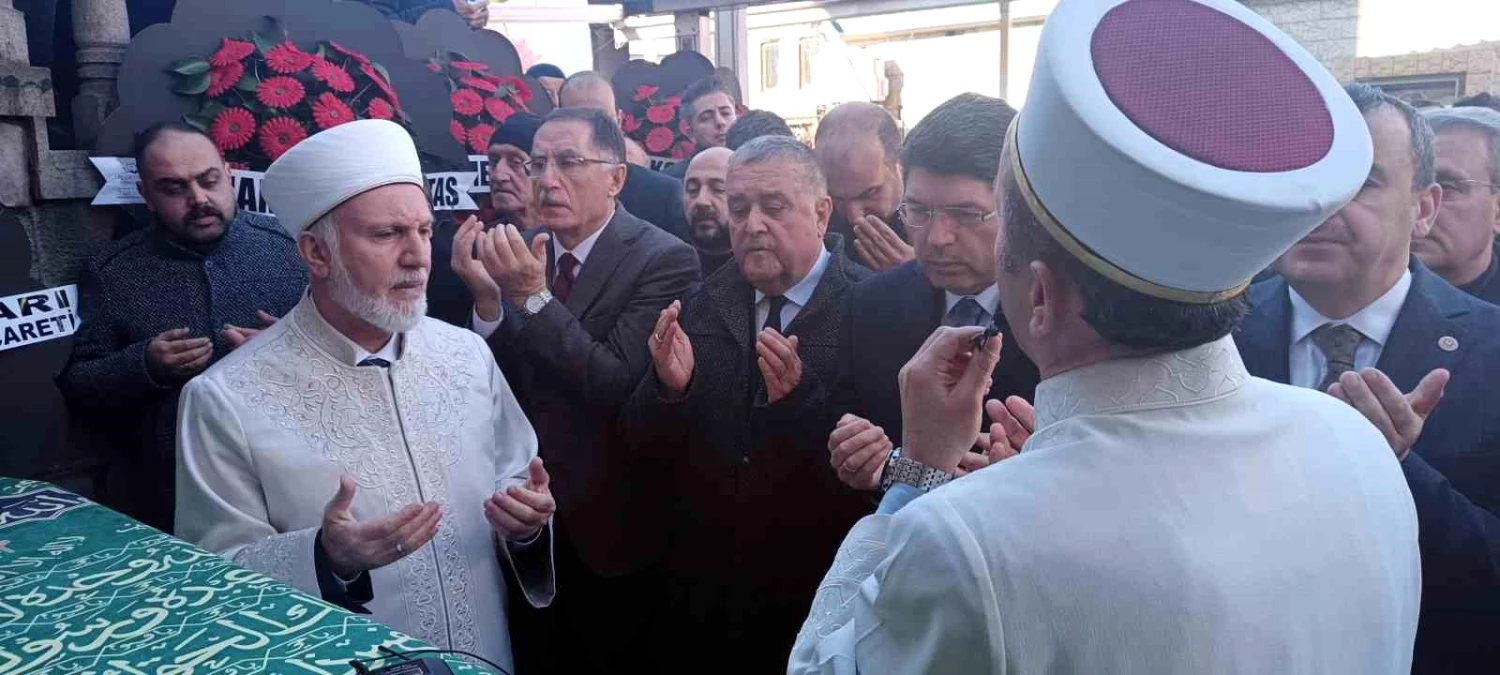 Bartın Belediye Başkanı Hüseyin Fahri Fırıncıoğlu\'nun eşi Hatice Fırıncıoğlu son yolculuğuna uğurlandı