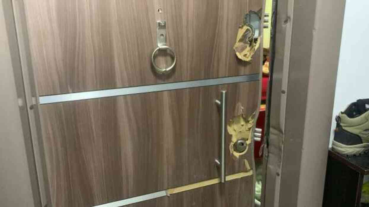 Bileğini kesip fotoğrafını yolladı, dairenin kapısı kırılarak kurtarıldı Bileğini kesip fotoğrafını yolladı, dairenin kapısı kırılarak kurtarıldı
