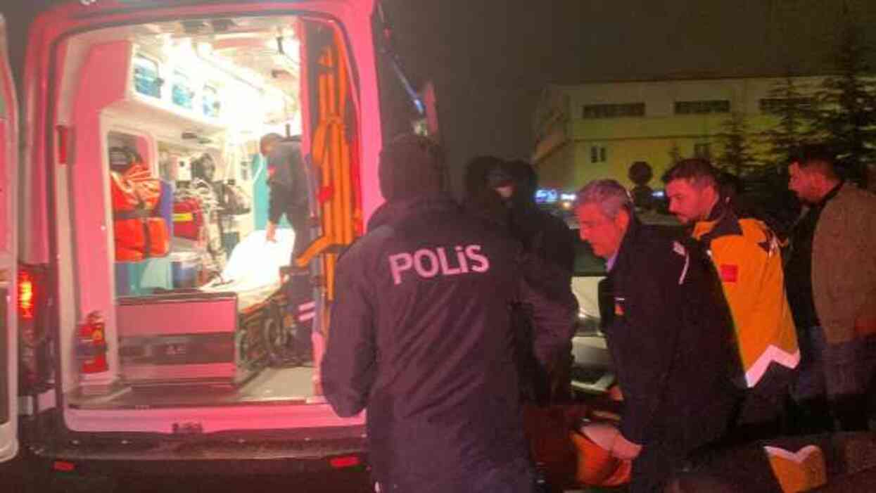 Bileğini kesip fotoğrafını yolladı, dairenin kapısı kırılarak kurtarıldı Bileğini kesip fotoğrafını yolladı, dairenin kapısı kırılarak kurtarıldı