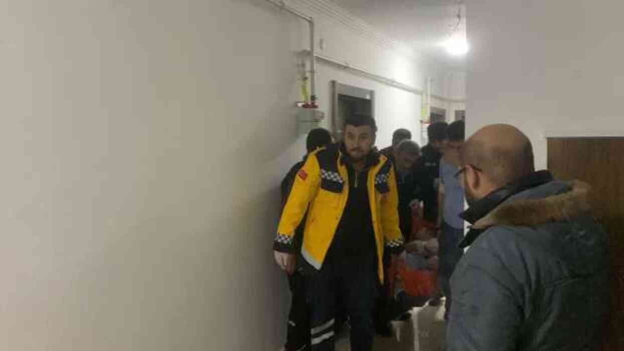 Bileğini kesip fotoğrafını yolladı, dairenin kapısı kırılarak kurtarıldı Bileğini kesip fotoğrafını yolladı, dairenin kapısı kırılarak kurtarıldı