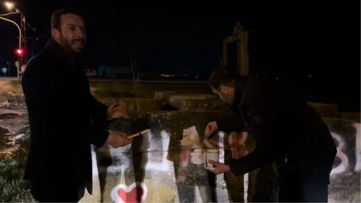 CHP Ceyhan Belediye Başkan Adayı Kadir Aydar, destekçilerinin duvar yazısını temizledi