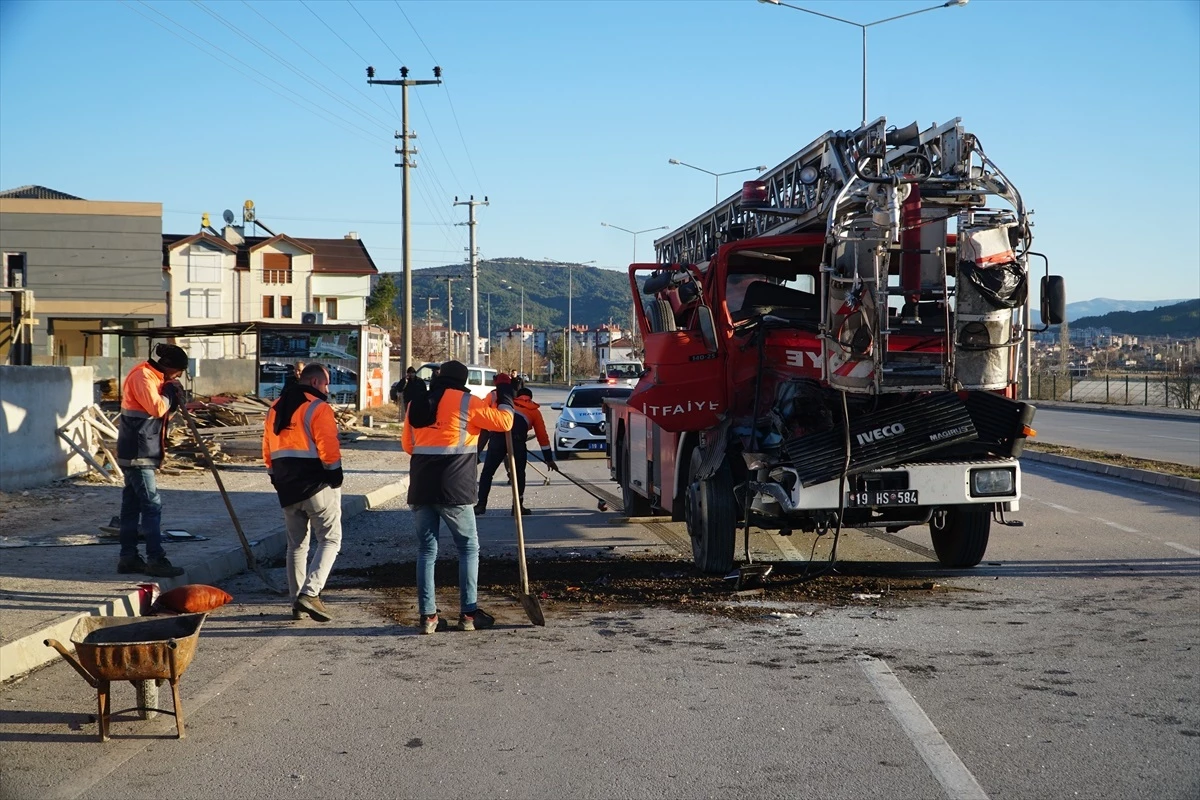 Çorum\'un Osmancık ilçesinde itfaiye aracı kamyonete çarptı: 2 yaralı