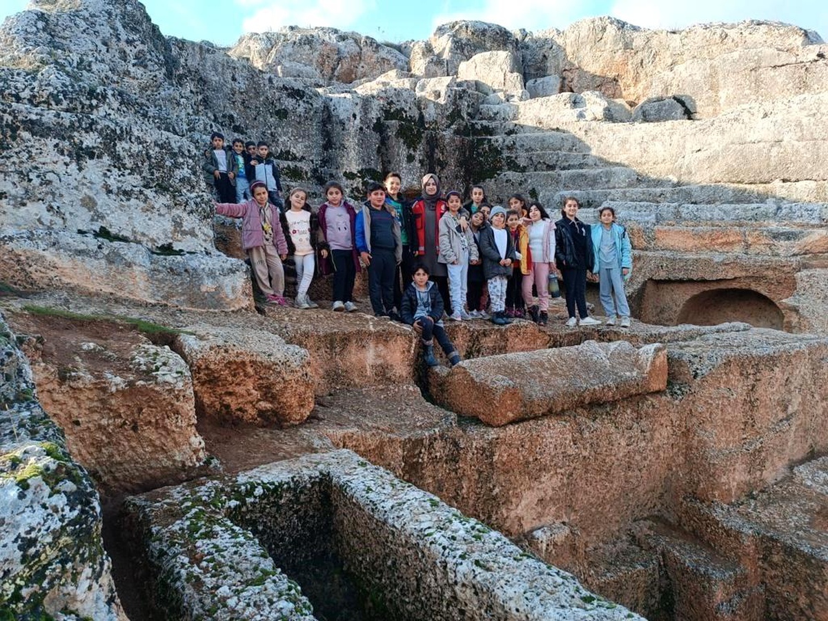 Adıyaman\'da konteyner kentte yaşayan çocuklar tarihi yerlere kültür gezisi düzenledi
