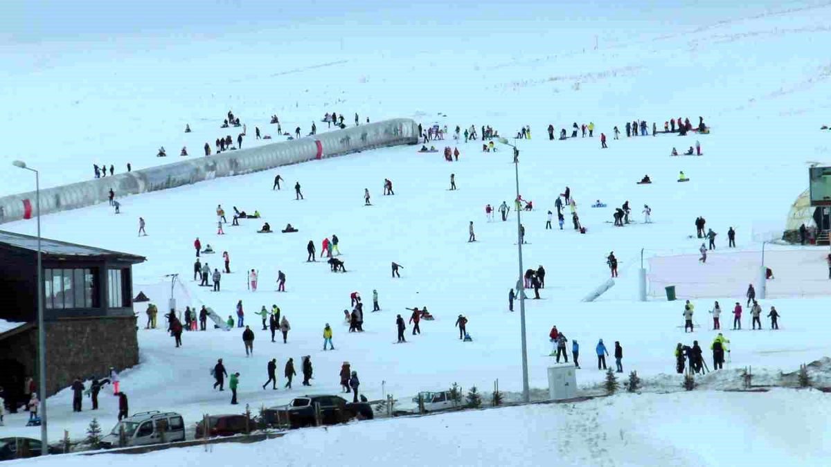 Erciyes Kayak Merkezi\'nde Yoğunluk Yaşanıyor
