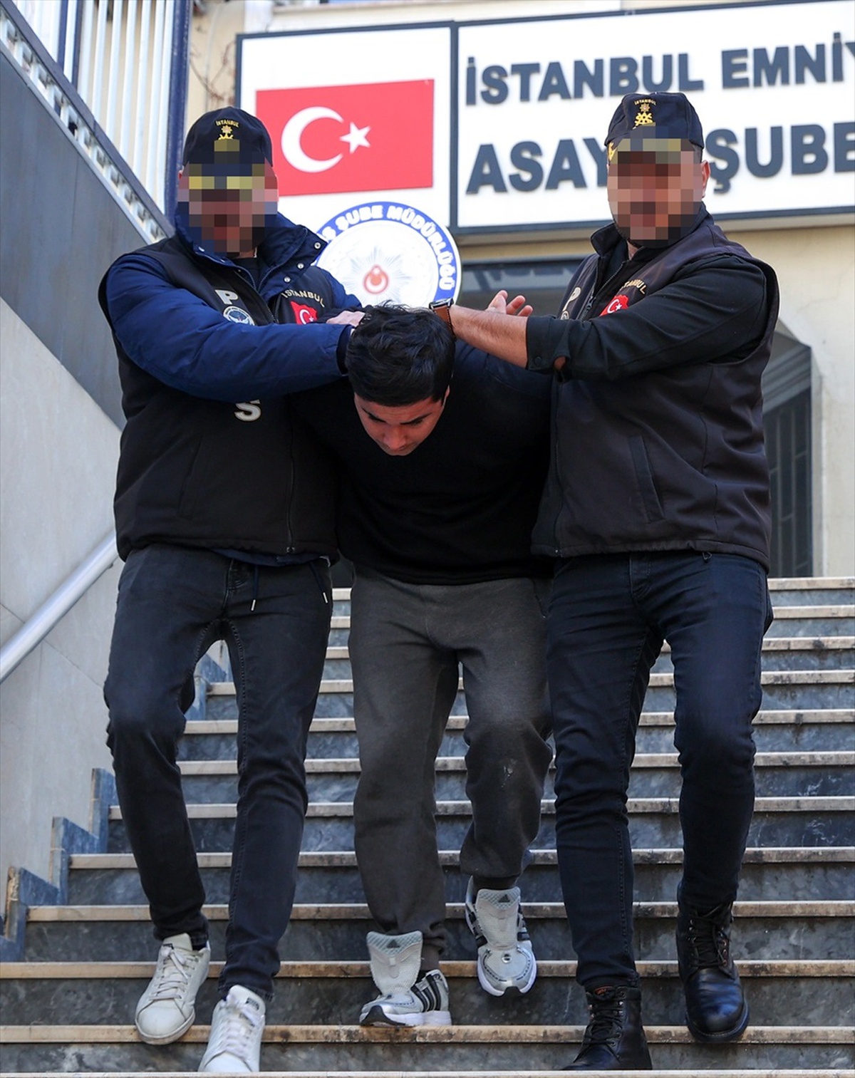 Fatih\'te bir kadını bıçaklayarak öldüren zanlı adliyeye sevk edildi