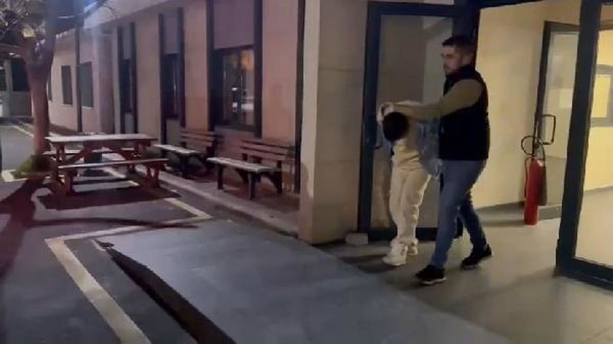 FATİH\'te şüpheli kişiden uyuşturucu çıktı, evinde ise koli koli uyuşturucu ele geçirildi