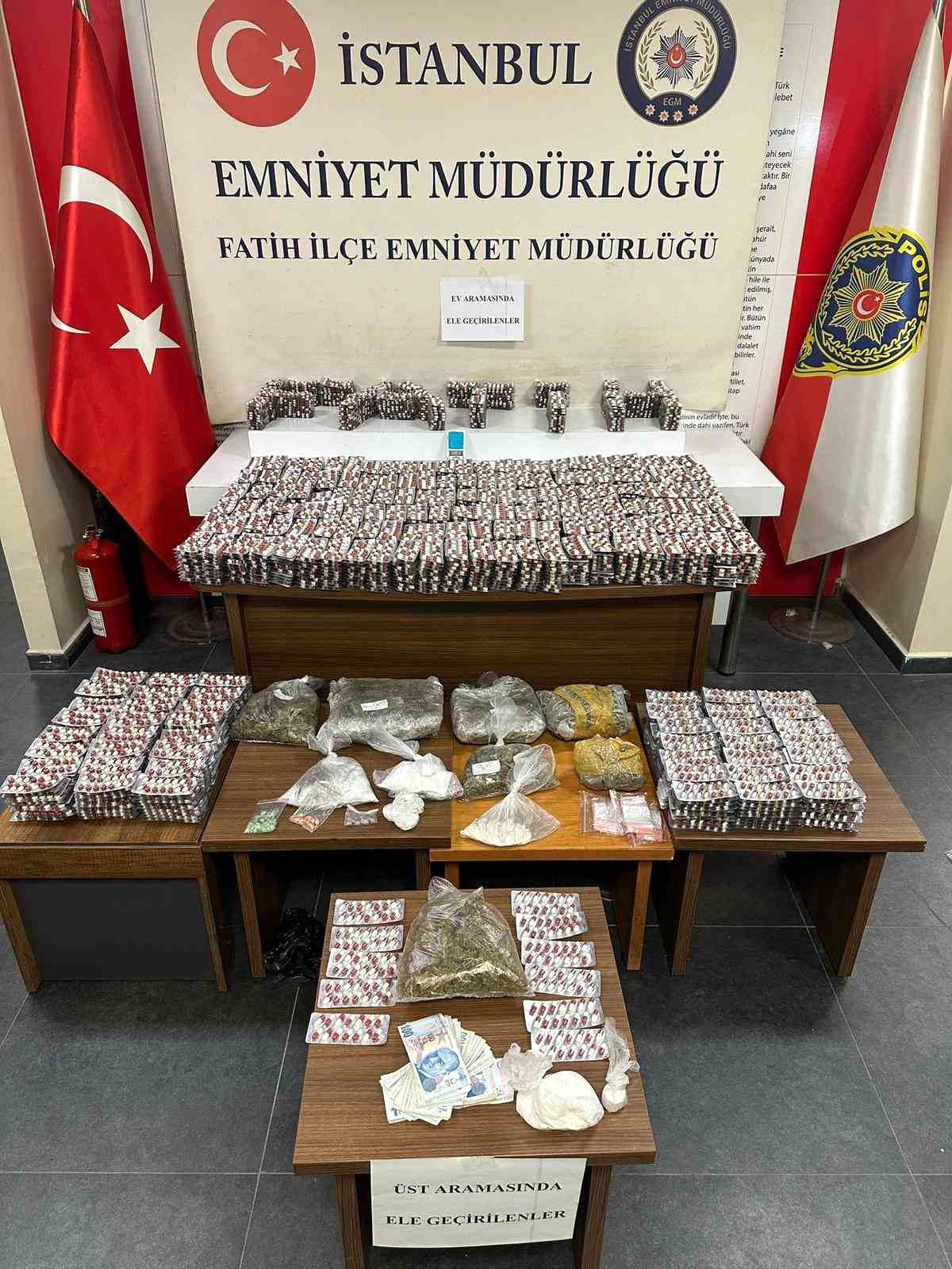 Fatih\'te Uyuşturucu Operasyonu: Şüphelinin Üzerinde ve Evinde Büyük Miktarda Uyuşturucu Madde Bulundu