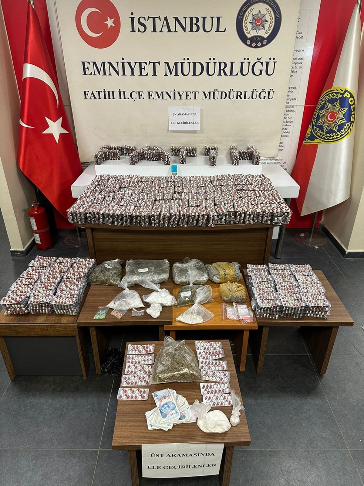 Fatih\'te bir evde uyuşturucu operasyonu: 1 şüpheli gözaltına alındı