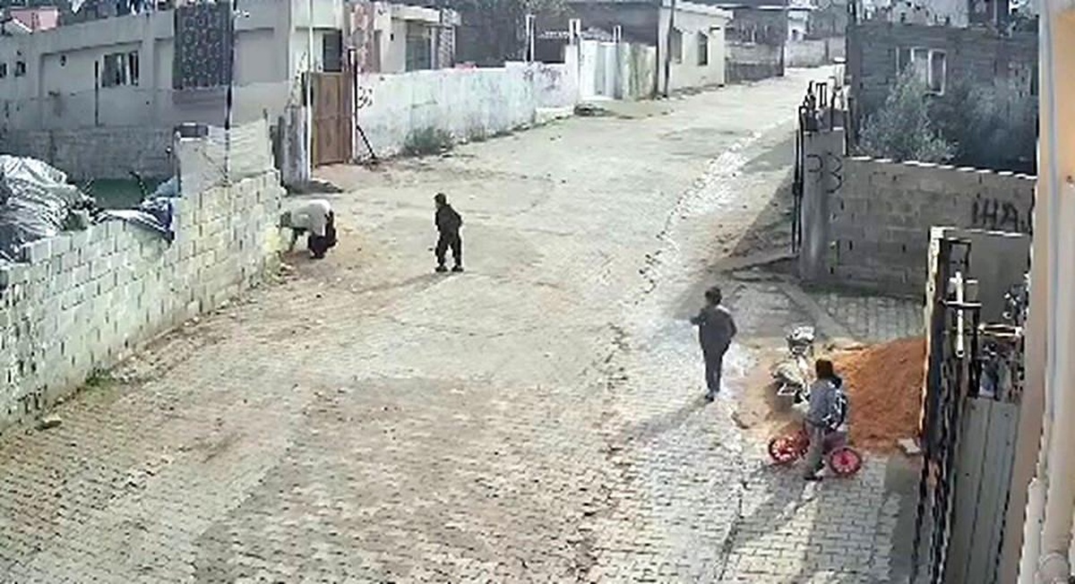Hatay\'da fren halatı kopan motosiklet duvara çarptı, 3 kişi yaralandı