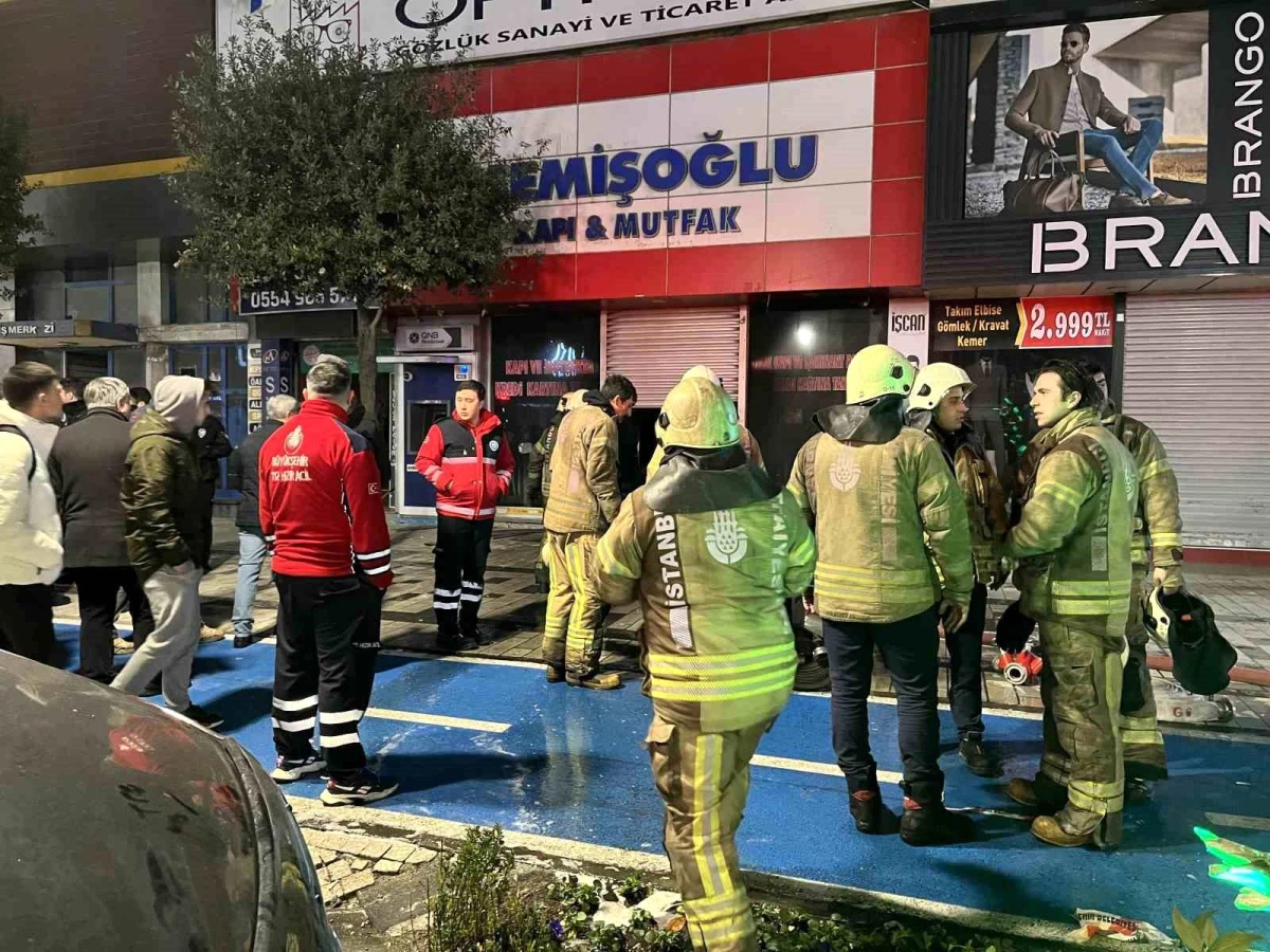Gaziosmanpaşa\'da 9 Katlı İş Hanında Yangın Çıktı