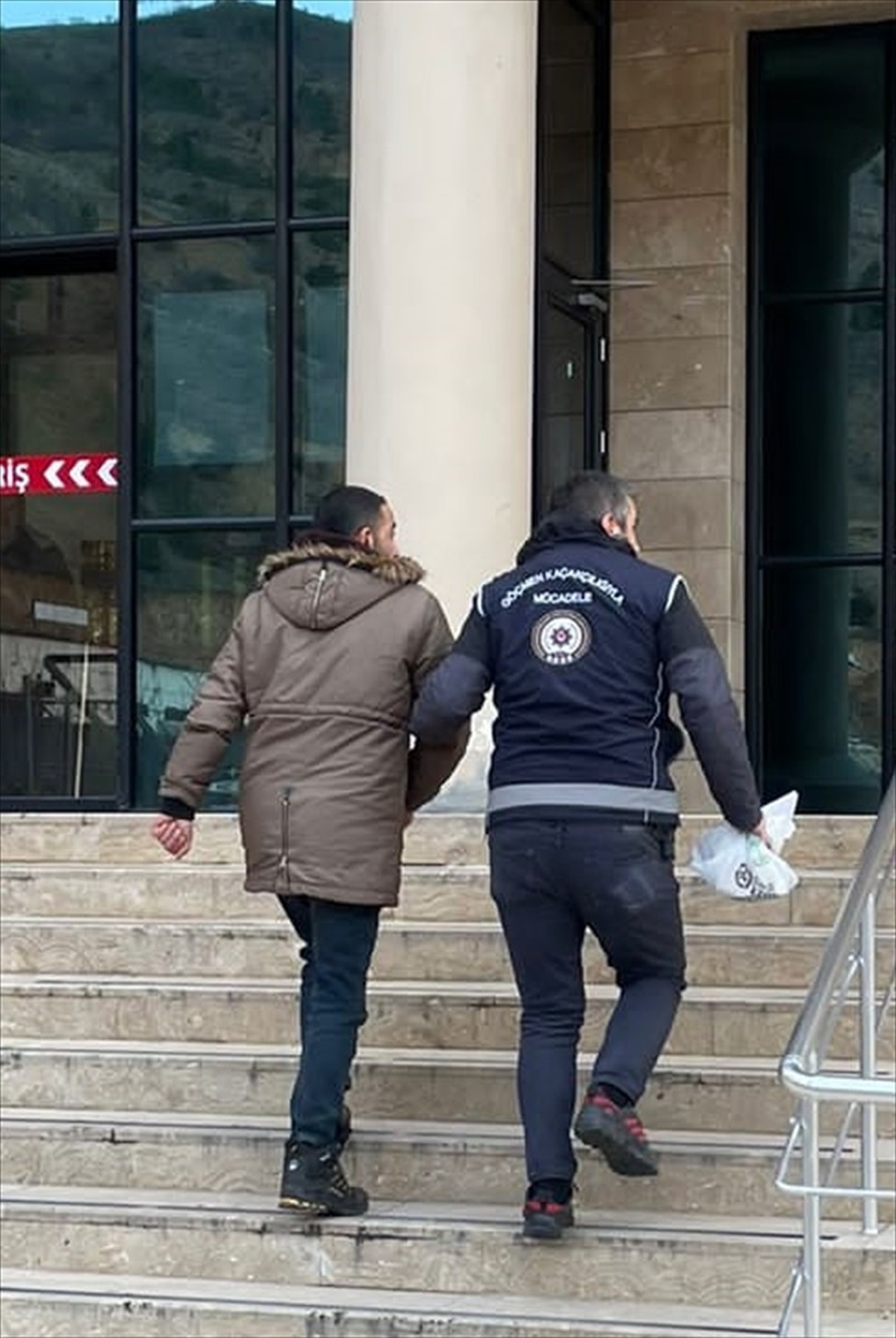 Gümüşhane\'de 5 düzensiz göçmen yakalandı, 1 kişi tutuklandı