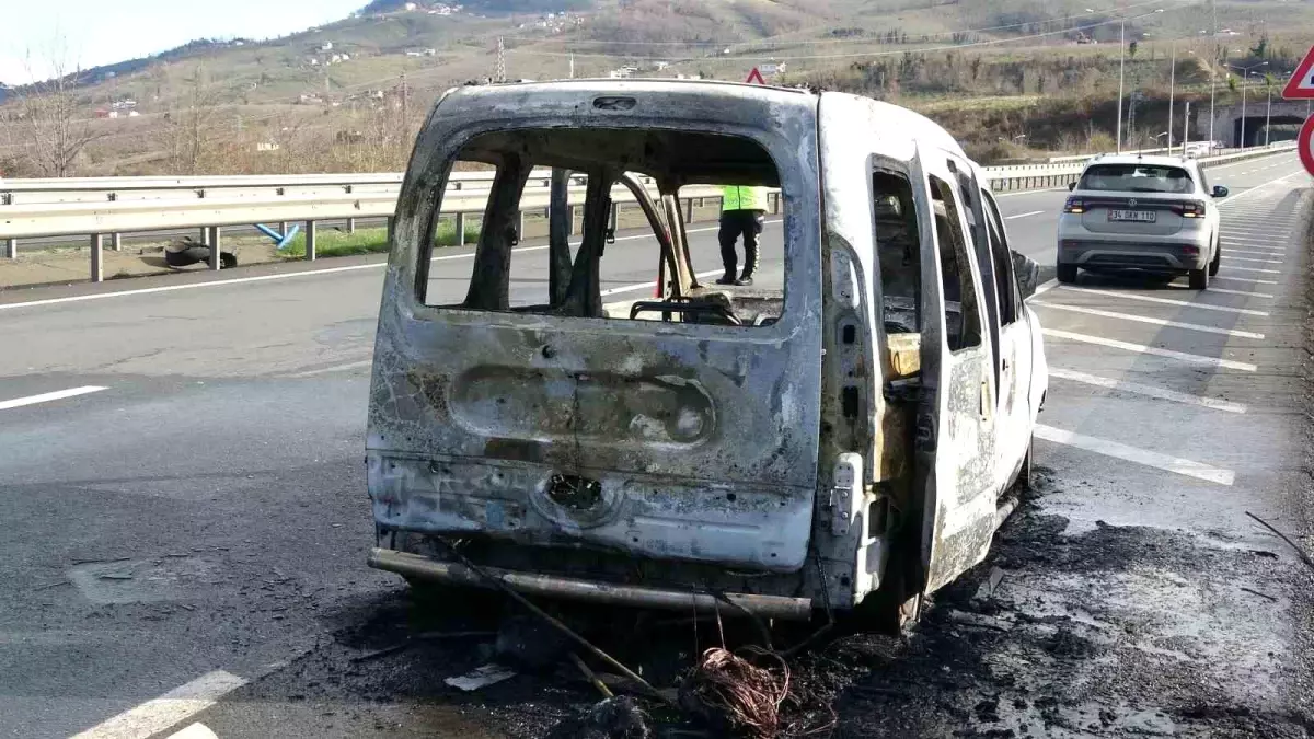 Ordu\'da seyir halindeki hafif ticari araç yangında küle döndü