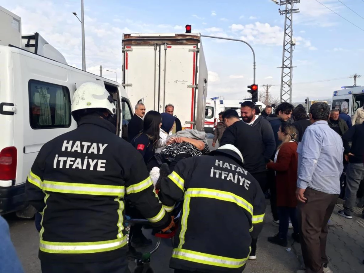 Hatay\'ın Arsuz ilçesinde trafik kazası: 3 kişi yaralandı