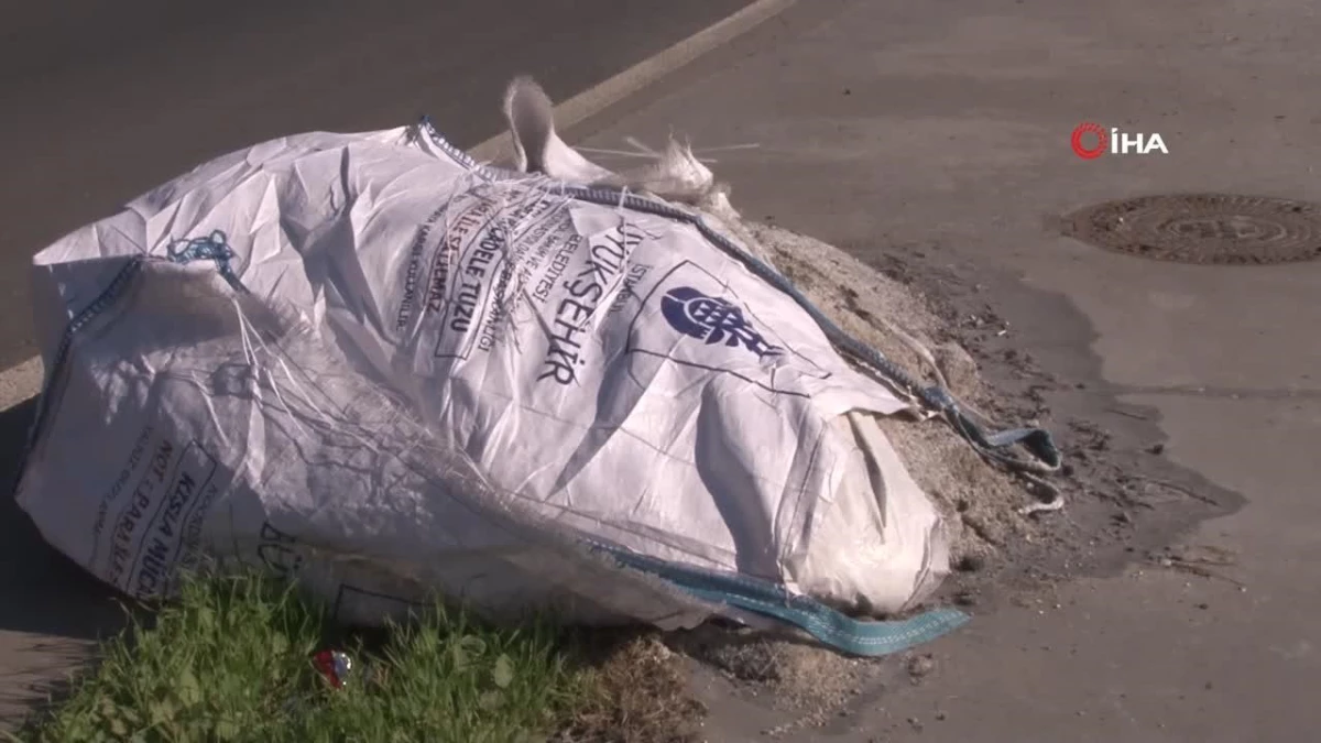 İBB ekiplerinin yol kenarına koyduğu tuz çuvalları yola saçıldı