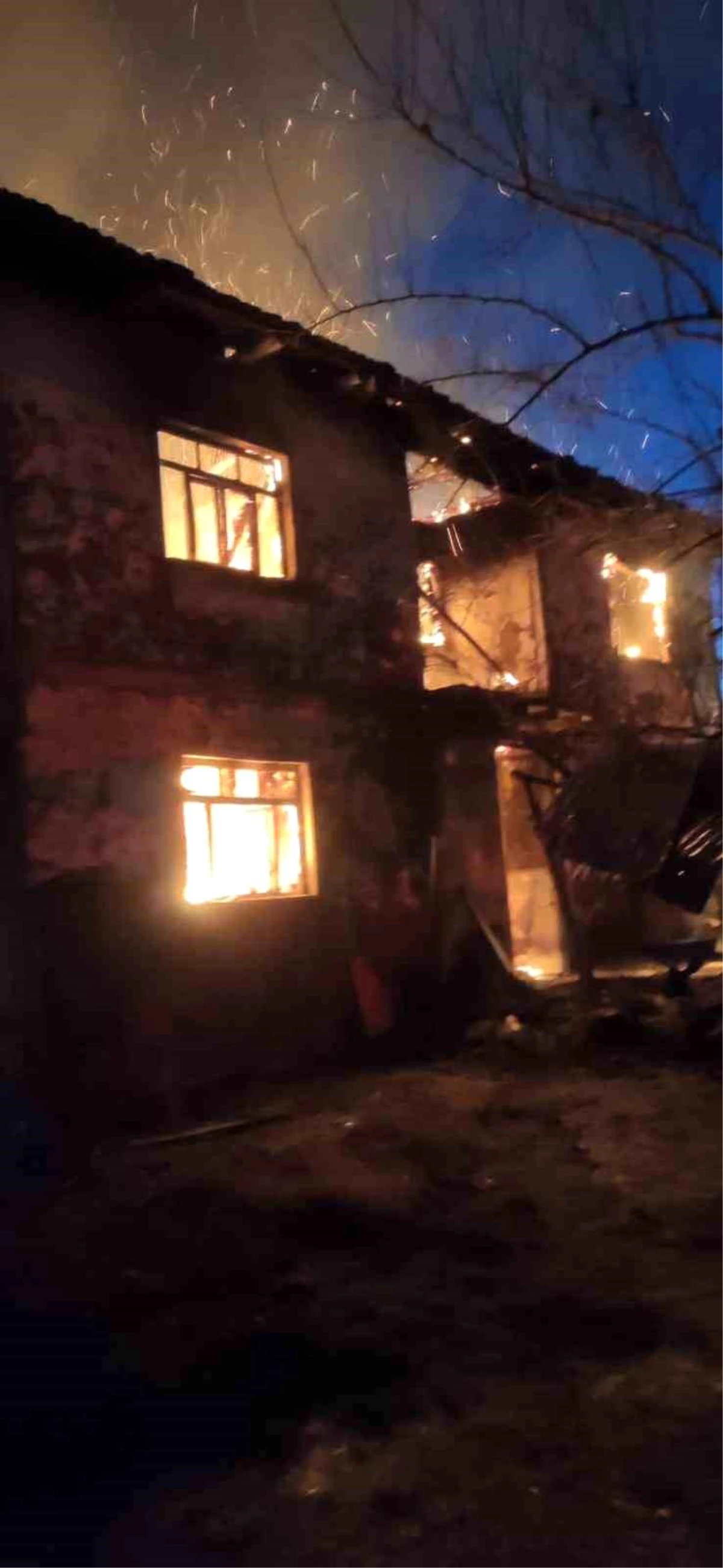 Bilecik\'in Osmaneli ilçesinde çıkan yangında 2 katlı ahşap ev kullanılamaz hale geldi