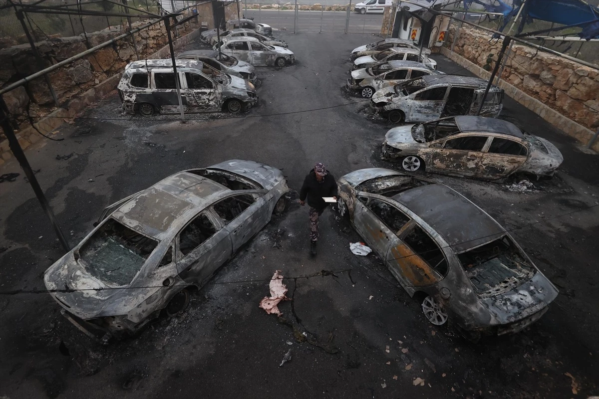 İşgal altındaki Batı Şeria\'da Filistinliye ait otomobil galerisi ateşe verildi