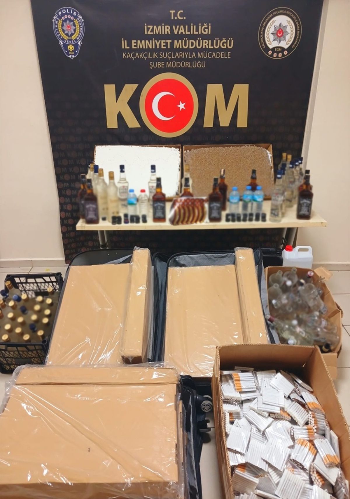 İzmir\'de kaçakçılık operasyonunda ele geçirilen 18 parça halinde satışa çıkarılmış tır