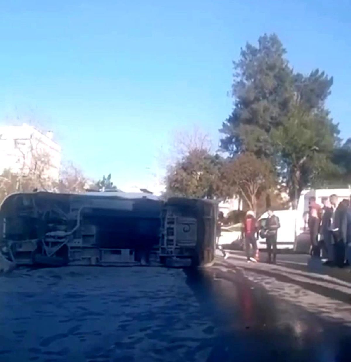 İzmir Buca\'da servis aracıyla çarpışan minibüs devrildi: 5 yaralı