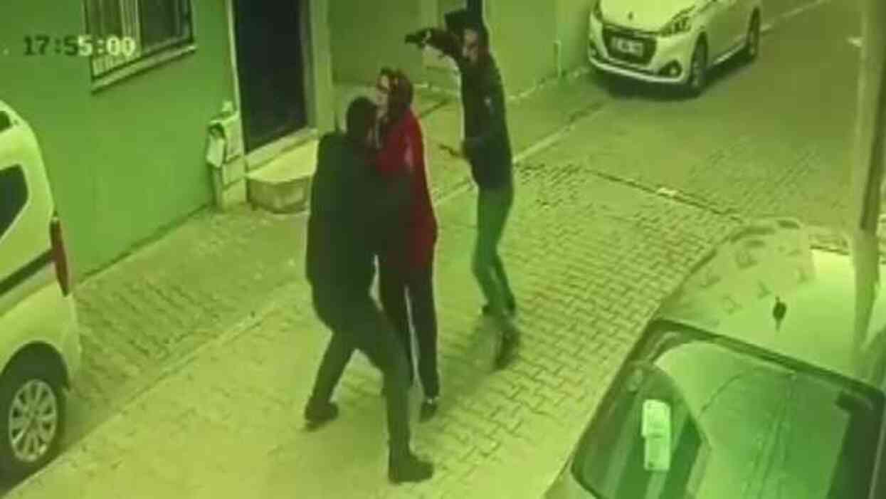 İzmir'deki düelloda tabancayla yaralama anı kamerada İzmir'deki düelloda tabancayla yaralama anı kamerada