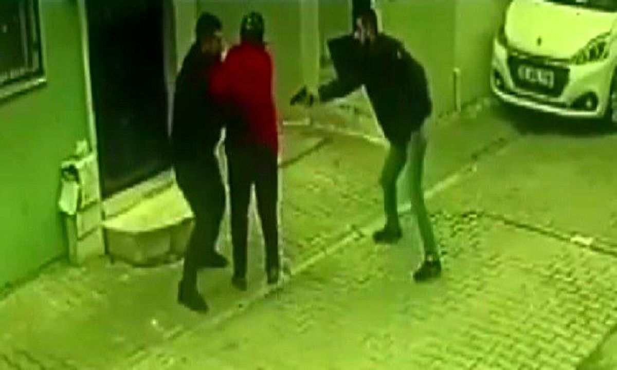 İzmir\'de silahlı düello ve yaralama anı