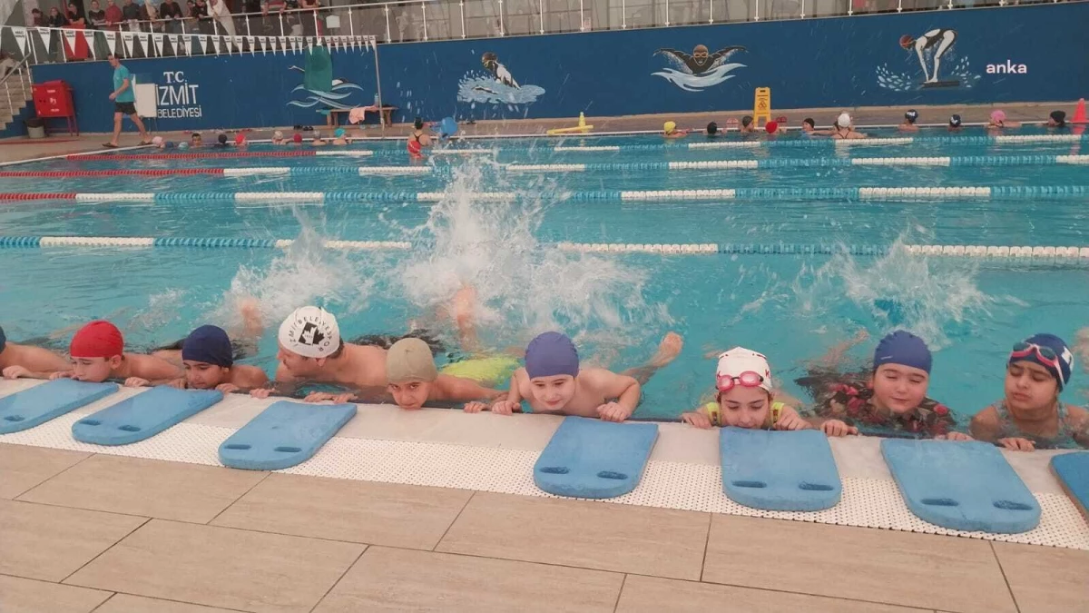 İzmit Belediyesi \'Yüzme Bilmeyen Kalmasın\' Projesiyle Çocuklara Yüzme Öğretiyor