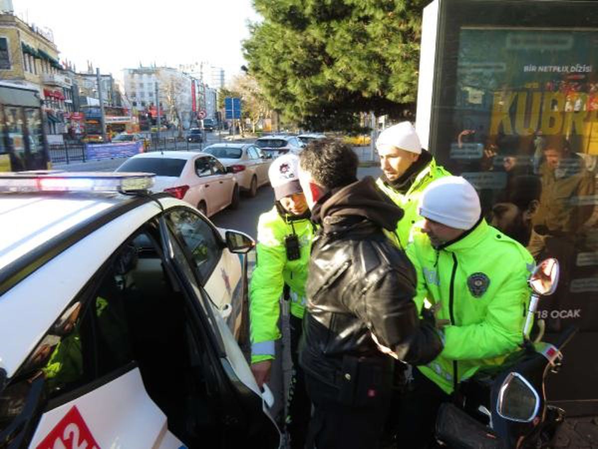Kadıköy\'de Dron Destekli Trafik Denetiminde Kırmızı Işıkta Geçen 13 Yayaya Ceza