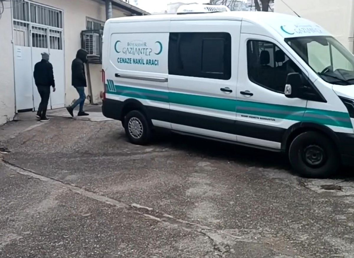 Gaziantep\'te inşaatta mini vincin kafasına düşmesi sonucu genç işçi hayatını kaybetti