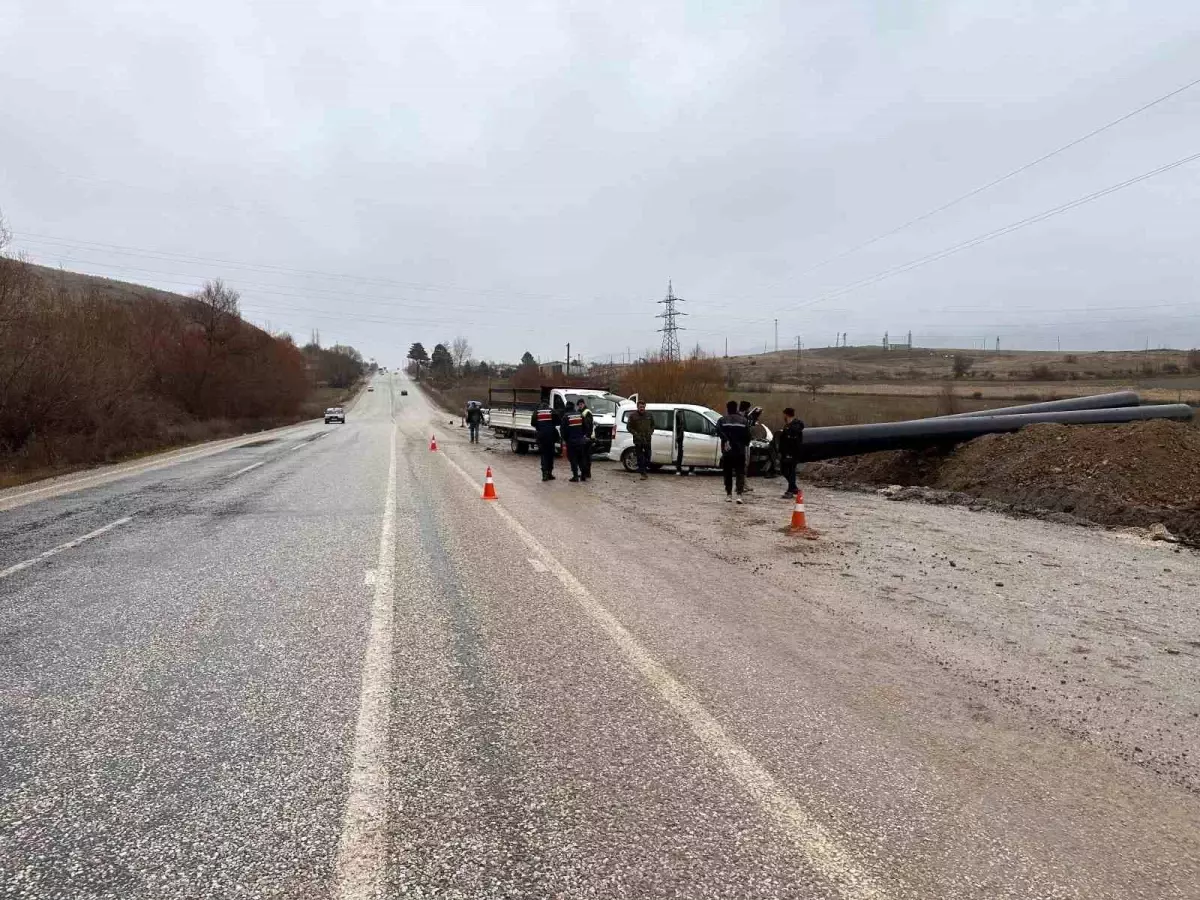 Malatya\'da kamyonet ile otomobilin karıştığı trafik kazasında 1 kişi yaralandı