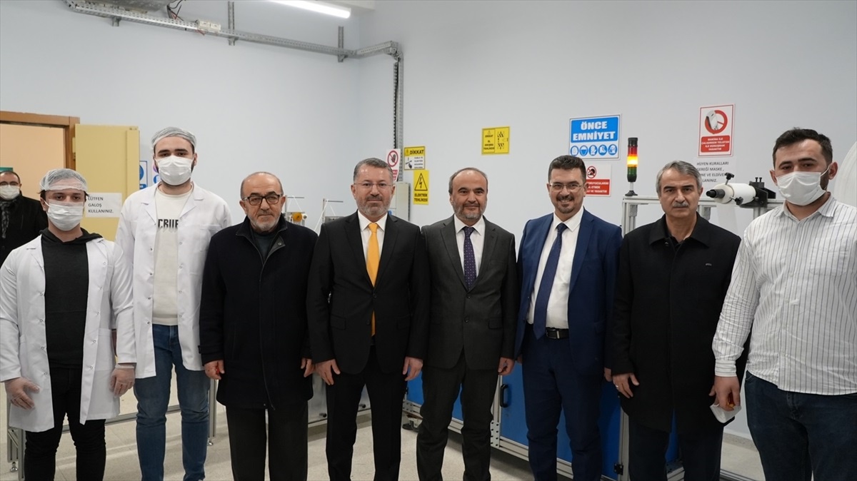 Karabük Üniversitesi\'ne Maske Üretim Makinesi Bağışlandı