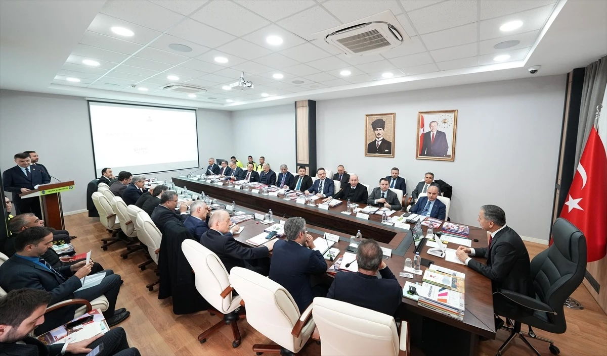İçişleri Bakanı Ali Yerlikaya başkanlığında trafik güvenliği toplantısı düzenlendi