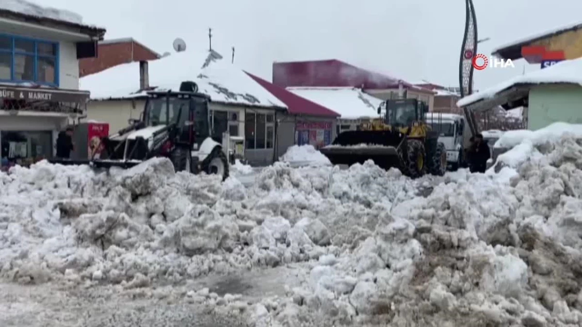 Karlıova\'da iki hafta içinde 500 kamyon kar ilçe dışına atıldı