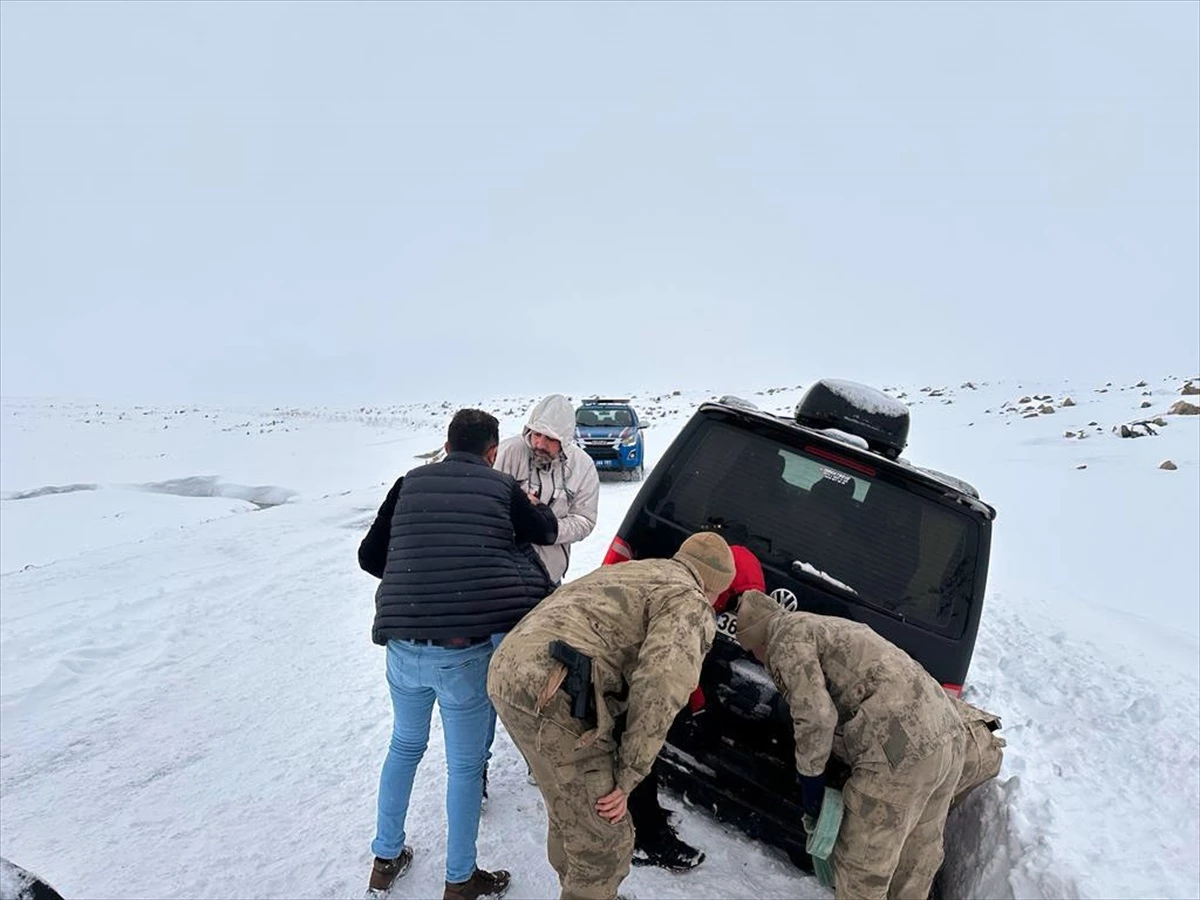 Kars\'ta Kar ve Tipi Nedeniyle Mahsur Kalan Hastalar Kurtarıldı