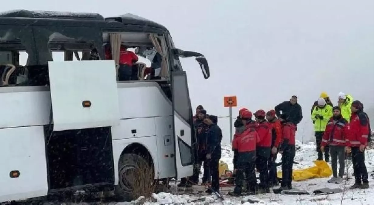 Sarıkamış\'ta zincirleme kaza: 2 kişi hayatını kaybetti, ağır yaralanan bir kişi de yaşamını yitirdi