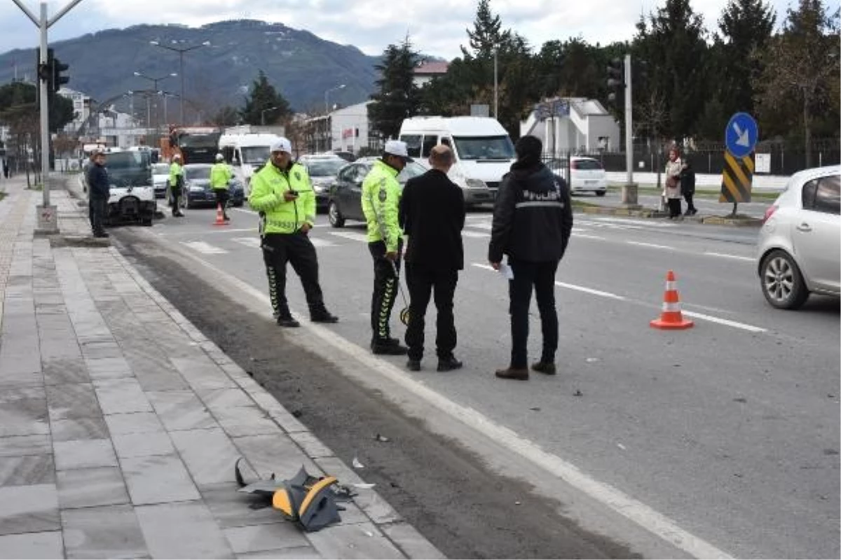 Ordu\'da kırmızı ışıkta geçmeye çalışan yayalara taksi çarptı