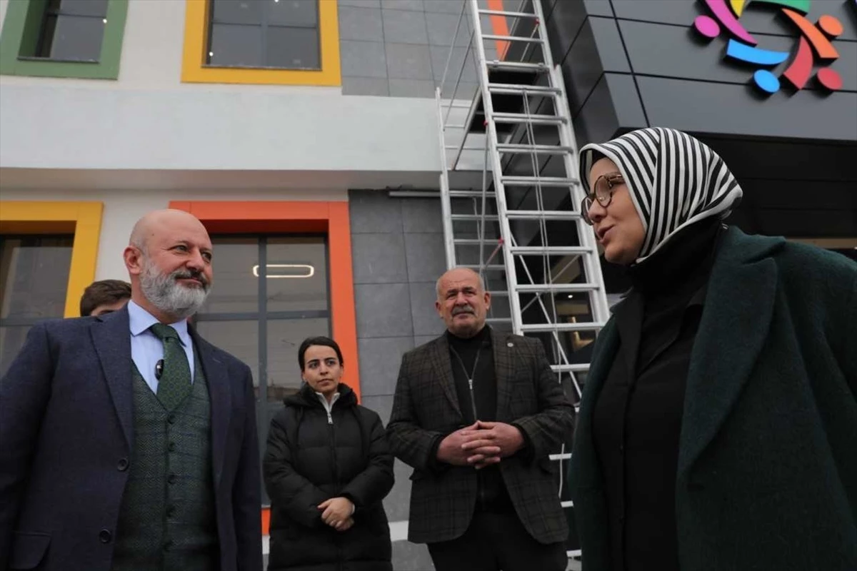 AK Parti Kayseri Milletvekili ve Kocasinan Belediye Başkanı, Kocasinan Akademi Tesisi\'ni inceledi